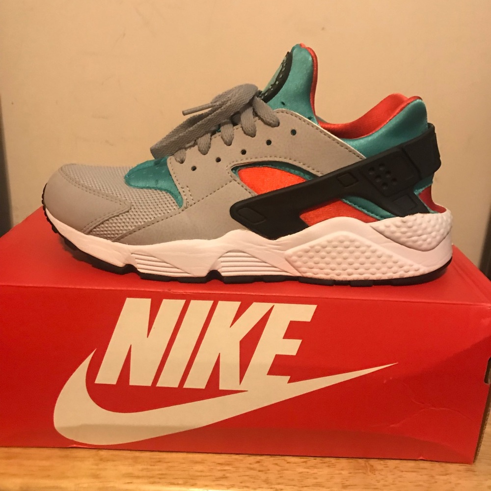 Tennis shoes